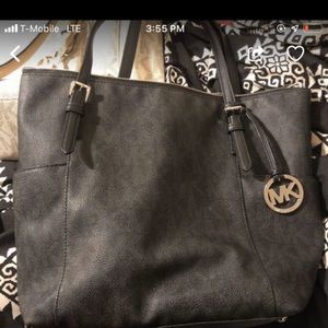 Mk purse 100 percent Authentic